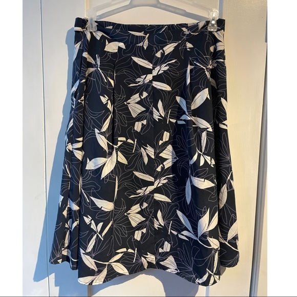 Banana Republic wrap style skirt - Picture 2 of 6